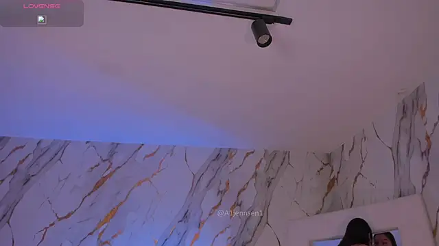 AllyJensen élő XXX-chatje