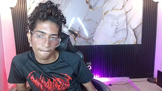 triiangel_latinboy's Live XXX Chat