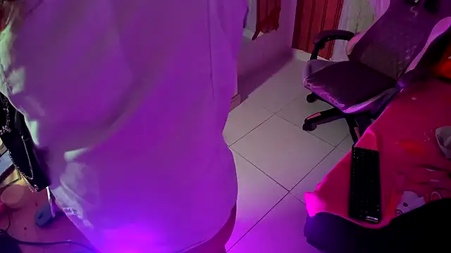 Emily_Coper18のライブXXXチャット