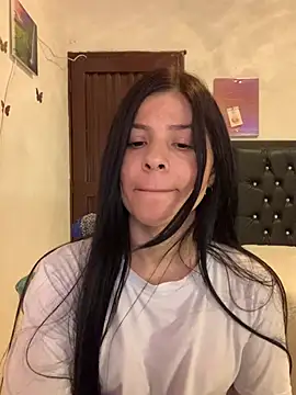 Estefani_32 Chat XXX in diretta