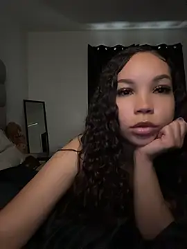 nikkiloveee Show in webcam