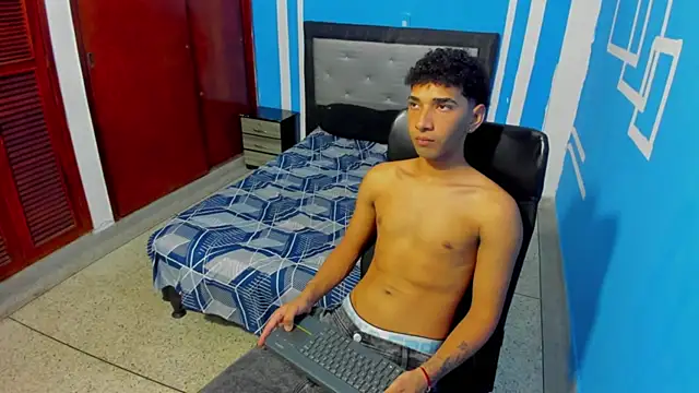 צ'אט XXX בשידור חי של efrain_boy