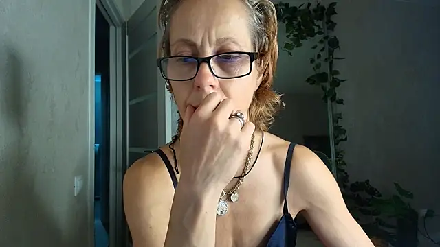 LioraWeiss XXX чат на живо