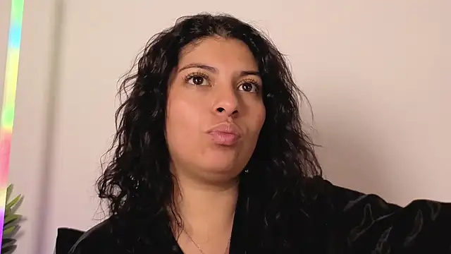 Iam_Issaa_: απευθείας συνομιλία ΧΧΧ