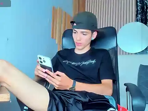 Show modela Enzoo_Smith na web-kameri