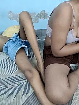 צ'אט XXX בשידור חי של Virgin_Girlss
