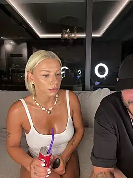 Show modela SexOnMyLvL na web-kameri
