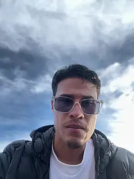 צ'אט XXX בשידור חי של TavoHot_