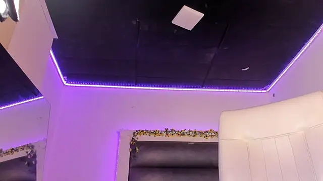 adhalee_js' Live XXX Chat