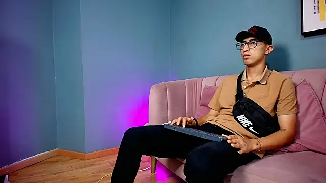 Keny_Romero Show in webcam