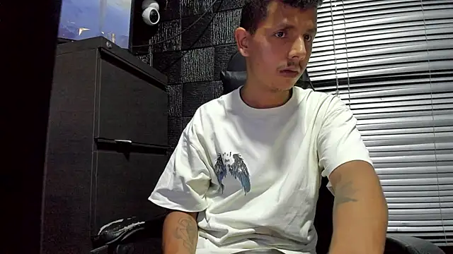 boy_bigcock24cm: вебкам-шоу