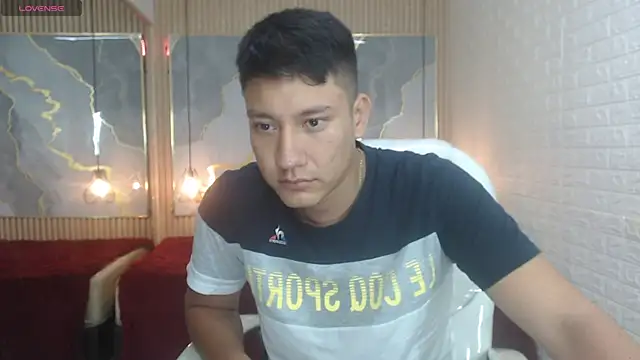 DominantBoy4 élő XXX-chatje