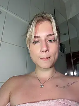 دردشة NinaVerse الجنسية المباشرة