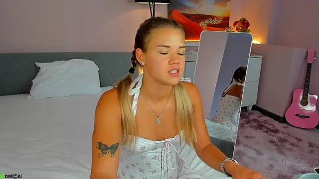 Chatroom XXX en direct de CherryLexi_