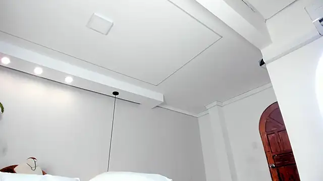 Chat +18 de REINA_ADAHARA ao vivo