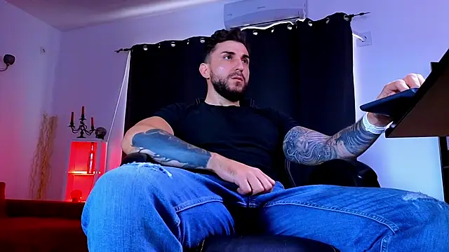 MightyAaron66's Live XXX Chat