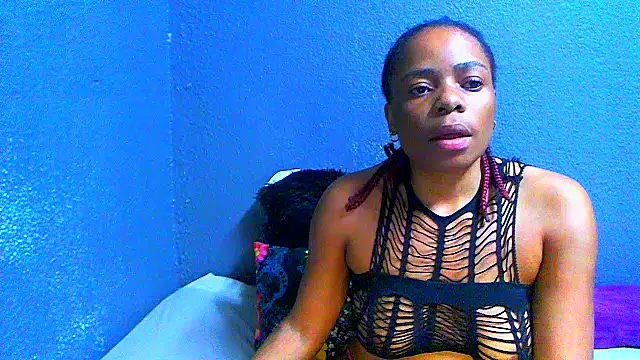 SMALLBOOBSXX Adlı Modelin Canlı XXX Sohbeti