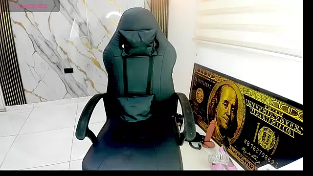 Chat +18 de queen_findom1 ao vivo