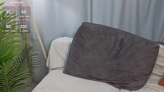 JinnyMenzella XXX чат на живо
