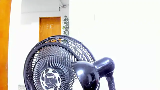 Chat +18 de Mia_and_Erick ao vivo