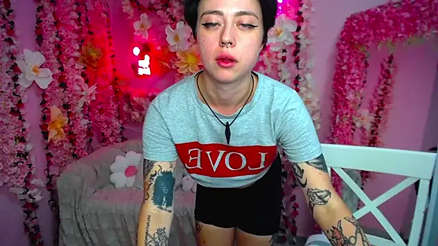 Adelin_R Chat XXX in diretta
