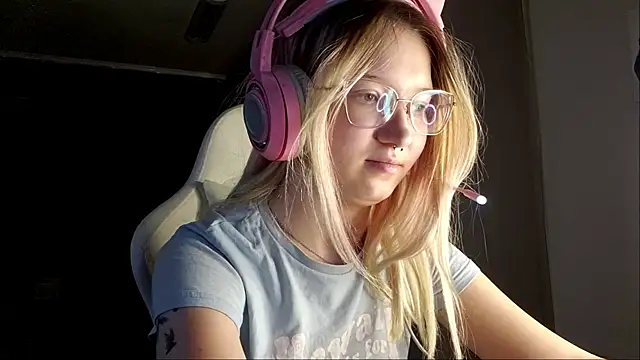 JulieannWiklund Chat XXX live
