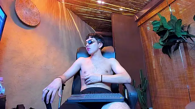 Онлайн чат XXX AxelStong