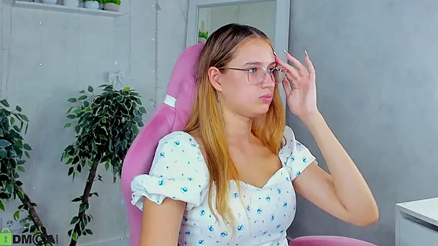 Miaa_Hill Adlı Modelin Canlı XXX Sohbeti