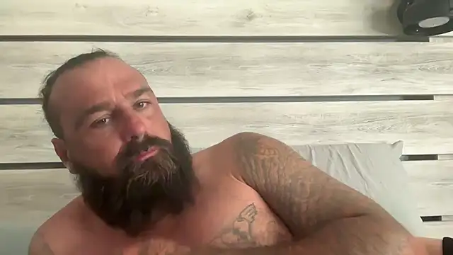 alphareign85: διαδικτυακό σόου στην κάμερα