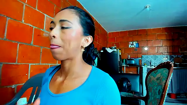 Emma__cumlovee 网络视讯表演