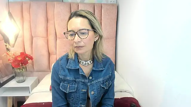 Issa_Milf__'s Live XXX Chat
