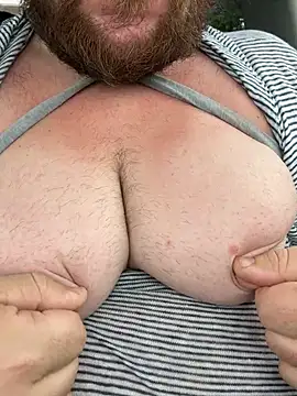 hugemanbreasts 现场XXX聊天