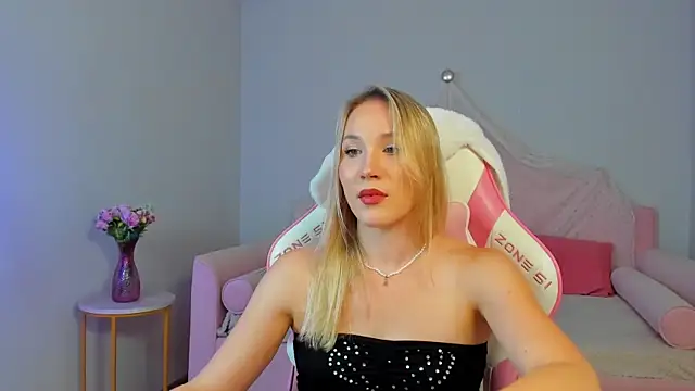 ElaraVoltage Adlı Modelin Canlı XXX Sohbeti