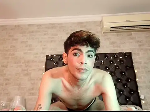 Nicolass_23's Live XXX Chat