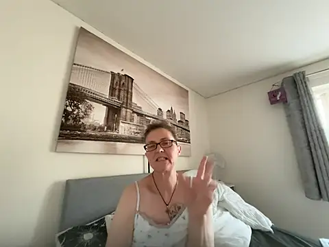 Curvy-Jinx's Live XXX Chat