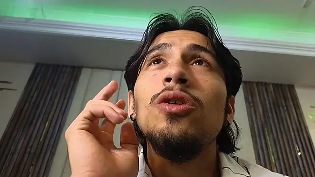 Онлайн чат XXX LatinShortt