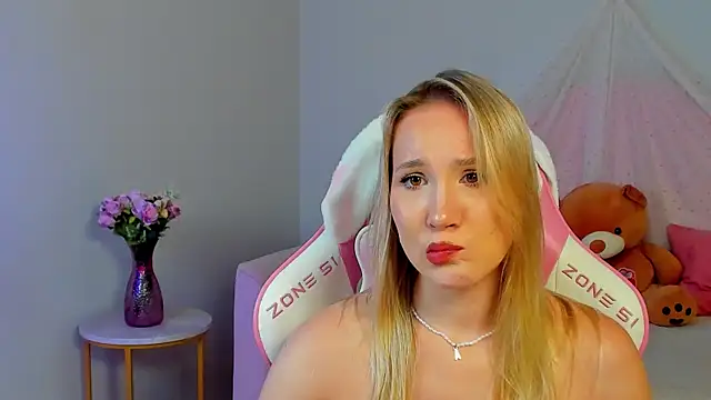 ElaraVoltage Adlı Modelin Canlı XXX Sohbeti