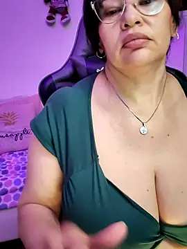 esmeralda_milf Adlı Modelin Canlı XXX Sohbeti