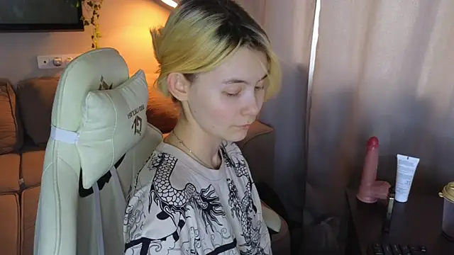Emily_Miu Adlı Modelin Canlı XXX Sohbeti
