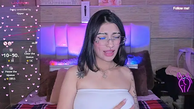 XXX chat uživo modela mia_devine_