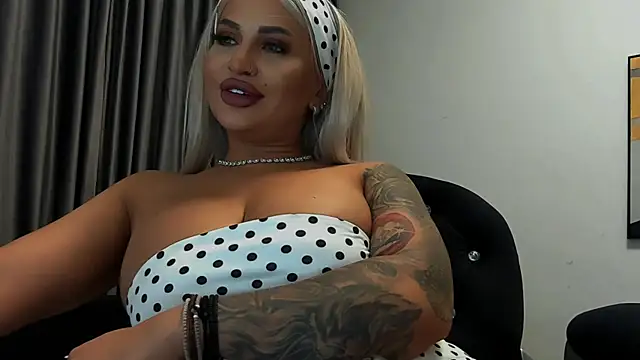 LovelyBlondyxx's Live XXX Chat