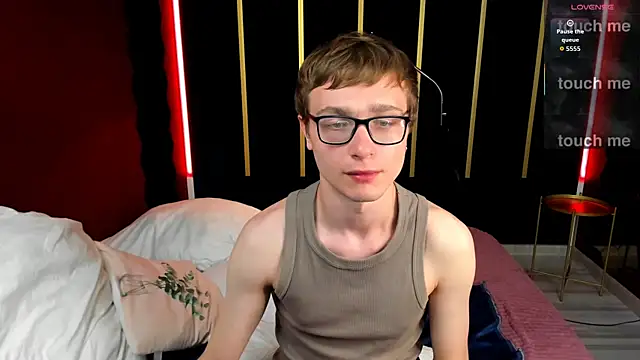 Emmit_Barker Adlı Modelin Canlı XXX Sohbeti
