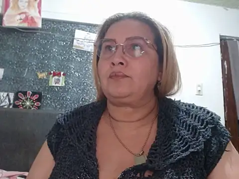Perla1981--'s Live XXX Chat