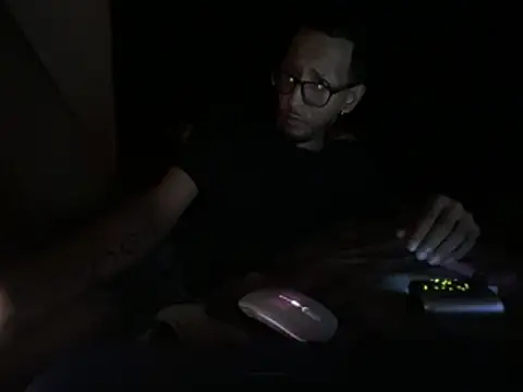צ'אט XXX בשידור חי של ThrowedWorldWide