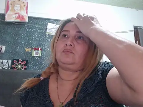 Perla1981-- live XXX chat
