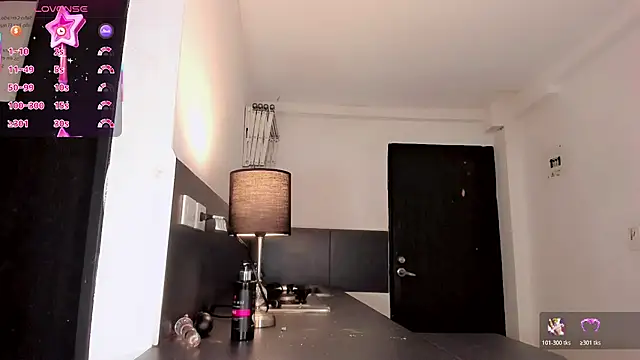XXX chat uživo modela Nikol-hilton