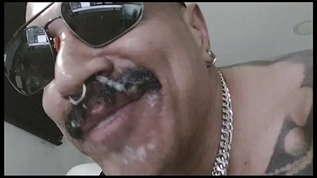 danilog515 élő XXX-chatje