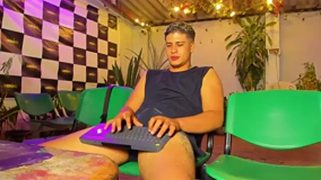dominic_connor Adlı Modelin Canlı XXX Sohbeti