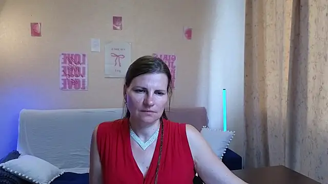 Chat +18 de Mirabelle_Velvet ao vivo