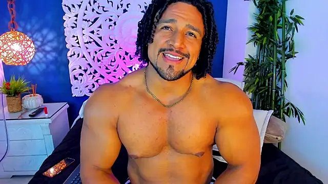 Show modela MikeEstevess na web-kameri